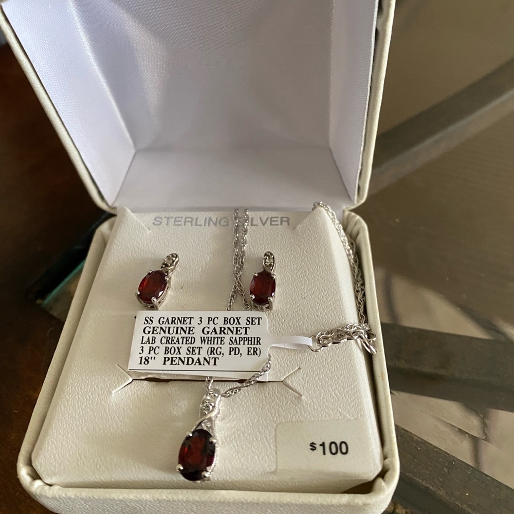 Silver necklace and earrings set with Garnet gem